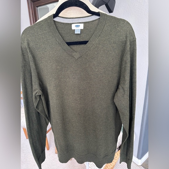 Old Navy Men's V-Neck Sweater in Olive, size large - Picture 5 of 12